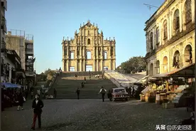 1973年的澳门大三巴牌坊老照片，从澳门一侧看珠海这边还是农田图片