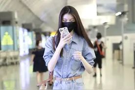秋季穿上甜酷的牛仔套装，彰显你独一无二的时尚品味图片