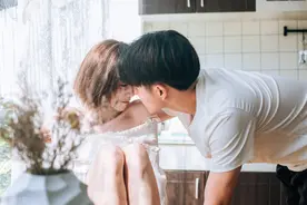小说：我出差3月提前回家给男友惊喜，开门瞬间我8年恋爱成悲剧图片