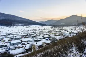 夫妻二人经商要债，遇一家三代好心村民帮助，22年不忘感恩图片