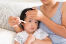 夏季，宝宝发热如何快速降温？别用酒精擦身了，医生教你4个方法图片