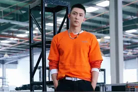 黄景瑜骨子里的硬核男人，寸头+橘黑色运动造型时尚潮酷，A爆了图片