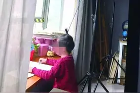 在家暴中成长的“狼爸”逼6岁儿子“头悬梁”、练“铁头功”图片