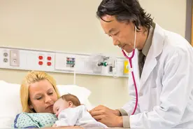 生孩子遇到男医生不算太尴尬，内检场面才印象深刻，孕妈们的无奈图片