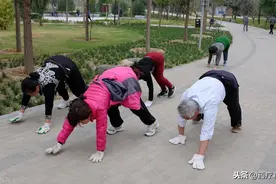 女子学“动物爬”3个月，治好了腰病？还吸引30多人加入团队图片