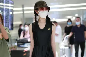 宋轶穿着无袖连体装看起来有点萌！和《伪装者》中的形象不大一样图片