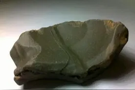 药童在山上采药捡到一块奇石，切开后拿来鉴宝，几家博物馆争抢图片