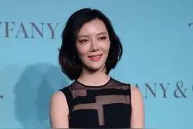 车晓这次真“胆大”，穿黑色半透连衣裙+高开叉，身材比例太惊艳图片
