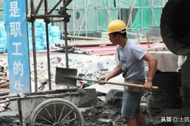 为什么一提到建筑工人，大家想到的都是农民工呢？图片