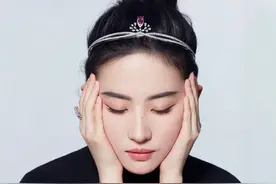 刘亦菲晒写真照，高盘发戴钻石王冠美成真公主，逆天颜值绝了图片