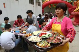 丑态百出的乡村酒鬼，个个都有笑掉牙的故事，做酒鬼真幸福吗？图片