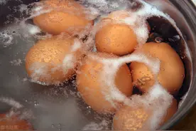 鸡蛋开裂怎么办？学会几个小技巧，鸡蛋完整又好剥图片