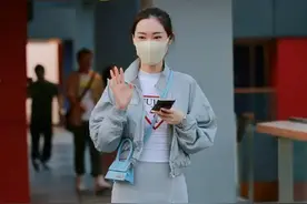 “无痕裤”美女，圆润有型令路人hold不住！图片