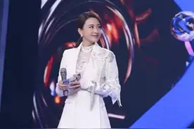挑战主持人冠军 搭配优雅大方 41岁的“天然女神”—张蕾图片