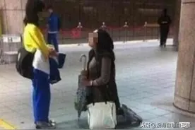 十二岁男孩一天喝三次母乳，家长带男孩去看医生，医生：我治不了图片