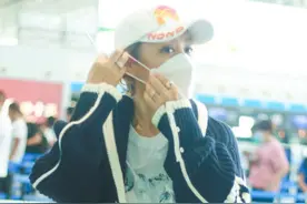 48岁宁静好张扬，黑色开衫配橘色阔腿裤+荧光绿鞋子，明快显年轻图片