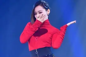 张靓颖带火了“夜店裤”，左边少女右边欲女，太让人上头了图片