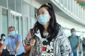 凤凰传奇玲花素颜出镜，扎高辫配短裤秀美腿，皮肤状态真实如少女图片