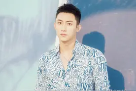 黄景瑜剧外也不忘炫富，穿1万衬衫少系扣荷尔蒙爆棚，7万表看服我图片