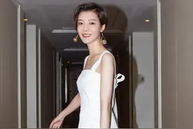真正的气质美人车晓，身着裹臀白裙高雅大气，回眸一笑美到骨子里图片