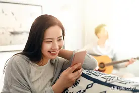 爱你的人会舍得不联系你吗？爱你的人不舍得让你等，不爱才不在乎图片