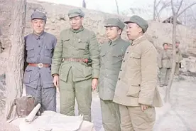 1949年苏联人拍摄的西北野战军：彭老总穿衣很朴素，敢死队在攻城图片