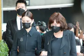 何家最美千金地位不保，何超莲赫本风A字裙出席父亲葬礼，也输了图片