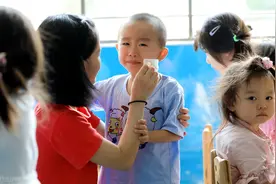 5类孩子在幼儿园很难融入集体，即便老师喜欢，也容易被同学孤立图片
