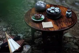 倒茶时，对方敲桌子三下是啥意思？谨记不懂别乱敲！很容易闹笑话图片