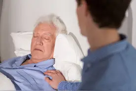 为何老人去世前会说一些胡话？医生：老人临终前，往往有4种表现图片