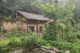 去秦岭库峪游玩，淘了几个老磨盘和石碾子，摆在院子里喝茶怎么样图片