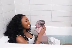 加拿大网红在自家浴缸生孩子引70万人观看，自封“自然分娩女王”图片