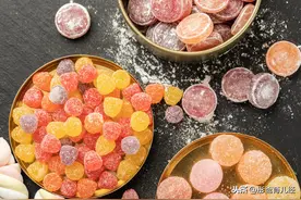 2岁幼儿吃软糖咔喉，作为家长，你该如何去选择零食呢？图片