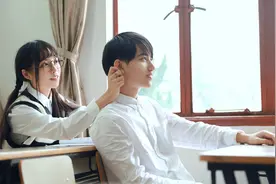 故事：摆地摊捡回的小奶狗男友，是个富二代图片