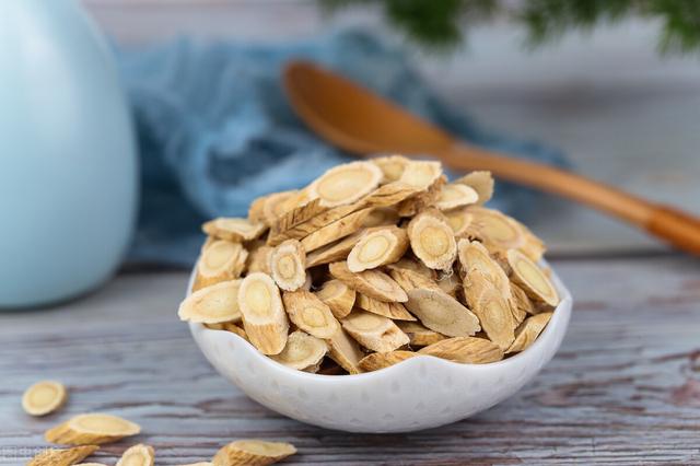 黄芪有“搭档”，搭配3物一起泡水喝，好处或能翻倍，不妨一试