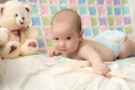 宝宝不会爬就会走了，说明宝宝聪明？协调性好？错了图片