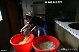 陕西小媳妇夜里1点半起来干活，1年比丈夫挣得多，看做啥生意图片