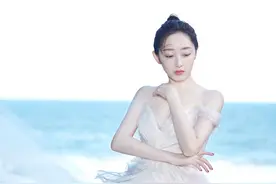“人间水蜜桃”蒋梦婕，穿抹胸长纱裙勾出好比例，奶白肌肤惹人羡图片
