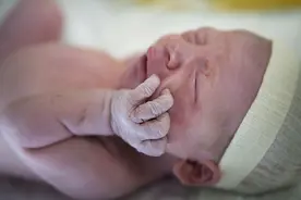 关于新生儿睡眠，很多新手爸妈从一开始就哄错了图片