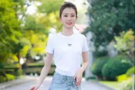 乔欣对自己真自信，牛仔短裙“破破烂烂”还穿出门，时尚感太强了图片