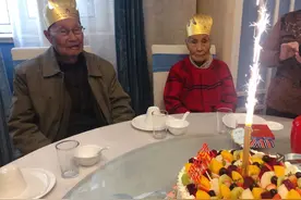 一大家人聚在一起给姥爷过93岁生日，看看都吃了些啥？图片