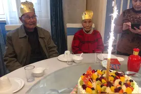 一大家人聚在一起给姥爷过93岁生日，看看都吃了些啥？图片