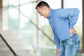 肾结石可引起尿毒症，除了碎石手术，这个办法也能自然排出小石图片