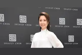 林心如越老越招摇！穿“孔雀裙”戴满手首饰显摆，贵气别人比不了图片