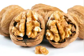 七月核桃八月梨，核桃皮也是个止痒治癣的良药图片