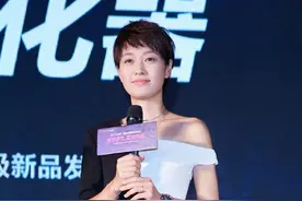43岁马伊琍被传与文章复婚，穿黑白露肩裙一脸笑容，越发有女人味图片