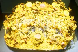 一农妇参加鉴宝节目，头戴凤冠入场，专家：你赶紧摘下来图片