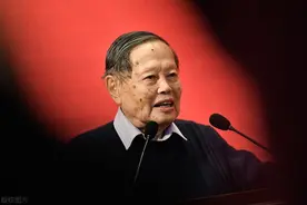 70年代杨振宁回国访问想见他，却遭拒绝，理由是相互瞧不起图片