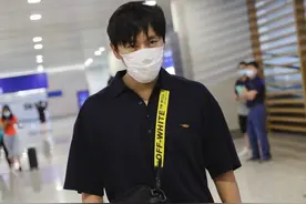 街拍：秦昊穿黑色Polo衫配牛仔裤搭运动鞋，尽显简约帅气图片