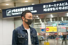 “央视名嘴”小尼真会穿，牛仔夹克配T恤黑裤，简约风清爽如少年图片